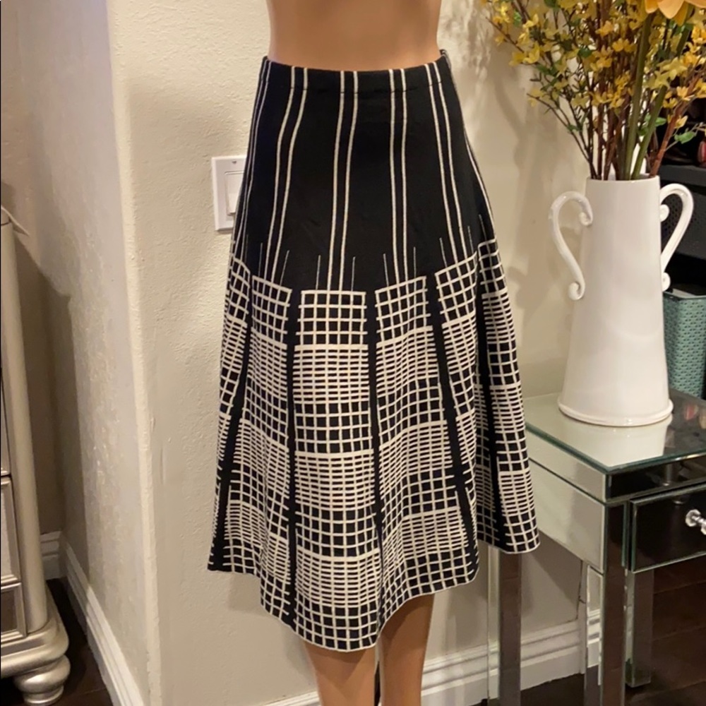 Lapis beige/black skirt Sz large (3)